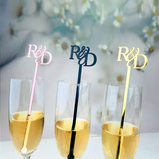 Agitadores de Bebida Personalizados para Coquetéis de Casamento com Encantos de Vinho de Vidro e Decorações Elegantes